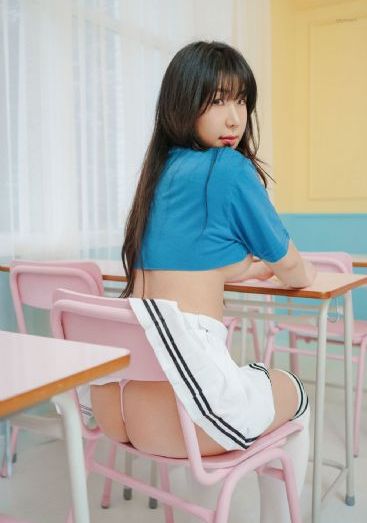 穿条纹睡衣的男孩